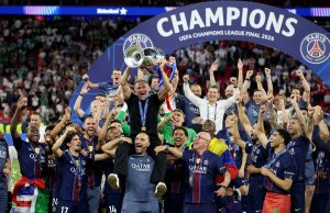 Luis Enrique triomphe avec le trophée après le sacre du PSG en Ligue des Champions ce 30 Mai 2026 à Budapest. Ph. Tiers